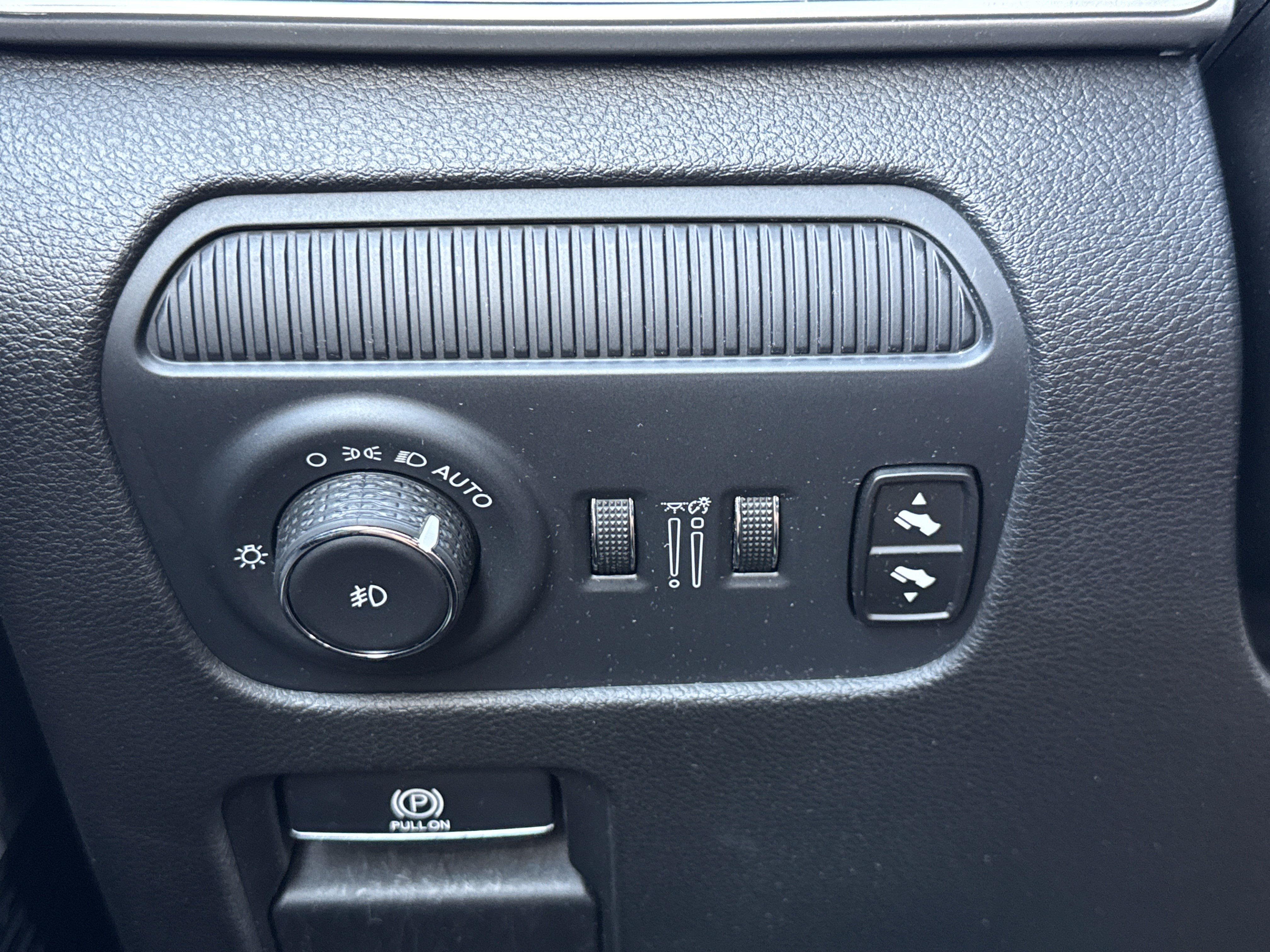 Used 2024 Jeep Wagoneer L Series II w/ Flexible Seating Group RWD image 13