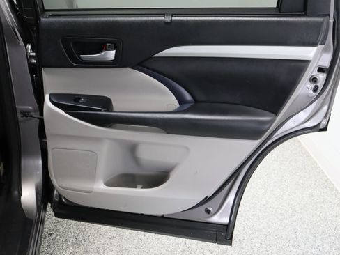 Used 2018 Toyota Highlander XLE FWD image 38