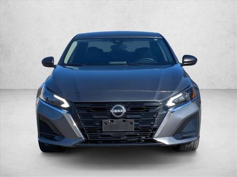 Used 2024 Nissan Altima 2.5 SV image 2