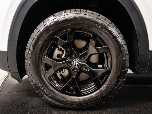Used 2025 Volkswagen Atlas Peak Edition SE AWD/4WD image 13