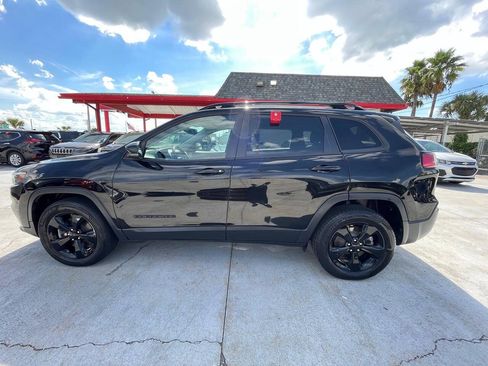 Used 2019 Jeep Cherokee Latitude Plus AWD/4WD image 5