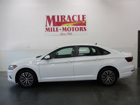 Used 2021 Volkswagen Jetta SE image 2
