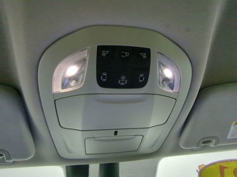 Used 2021 Chrysler Pacifica Touring-L image 24