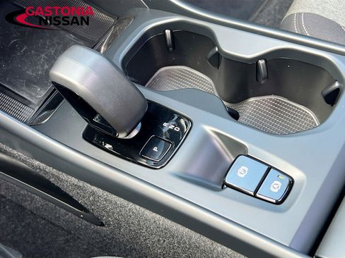 Used 2024 Volvo XC40 B5 Core image 22