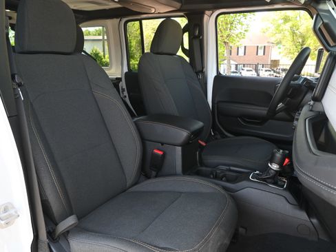 Used 2025 Jeep Wrangler Unlimited Sahara AWD/4WD image 33