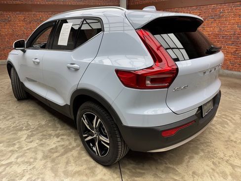 Used 2025 Volvo XC40 B5 Core image 3