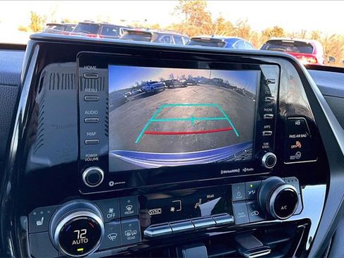 Used 2021 Toyota Highlander XLE image 17