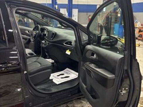 New 2026 Chrysler Pacifica Select image 40