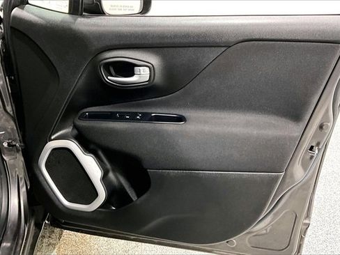 Used 2019 Jeep Renegade Latitude w/ Cold Weather Group image 30