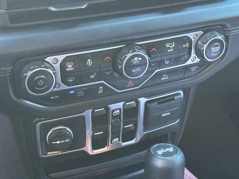 Used 2025 Jeep Wrangler Unlimited Sahara AWD/4WD image 20