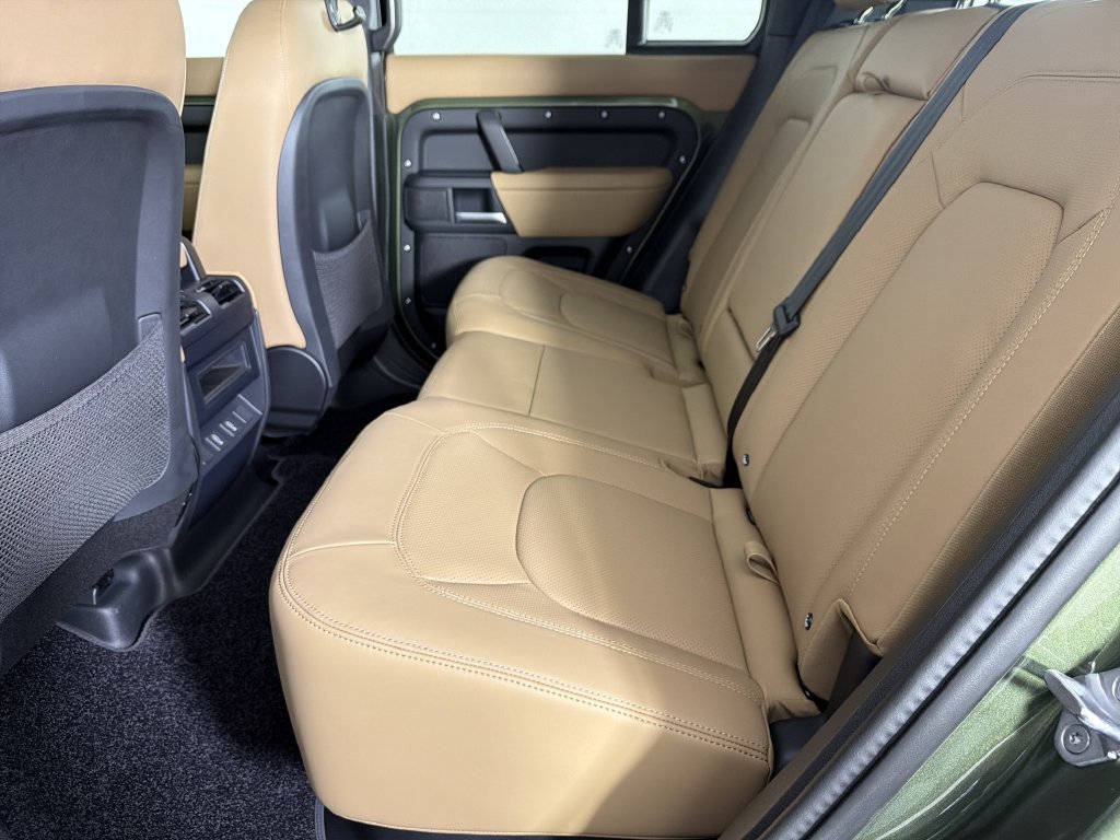 New 2026 Land Rover Defender 110 X-Dynamic SE AWD/4WD image 31