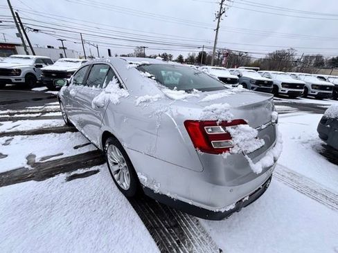 Used 2018 Ford Taurus Limited image 3