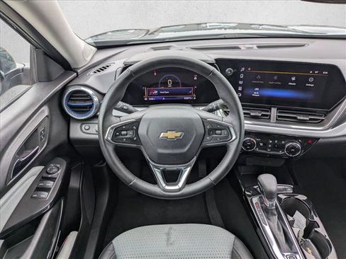 Used 2025 Chevrolet Trax LT w/ LT Convenience Package image 13