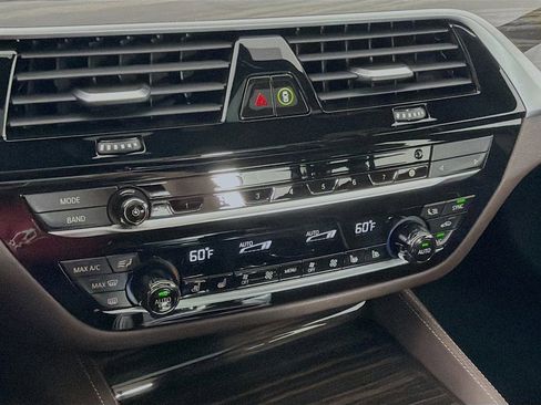 Used 2021 BMW M550i xDrive w/ Dynamic Handling Package image 17