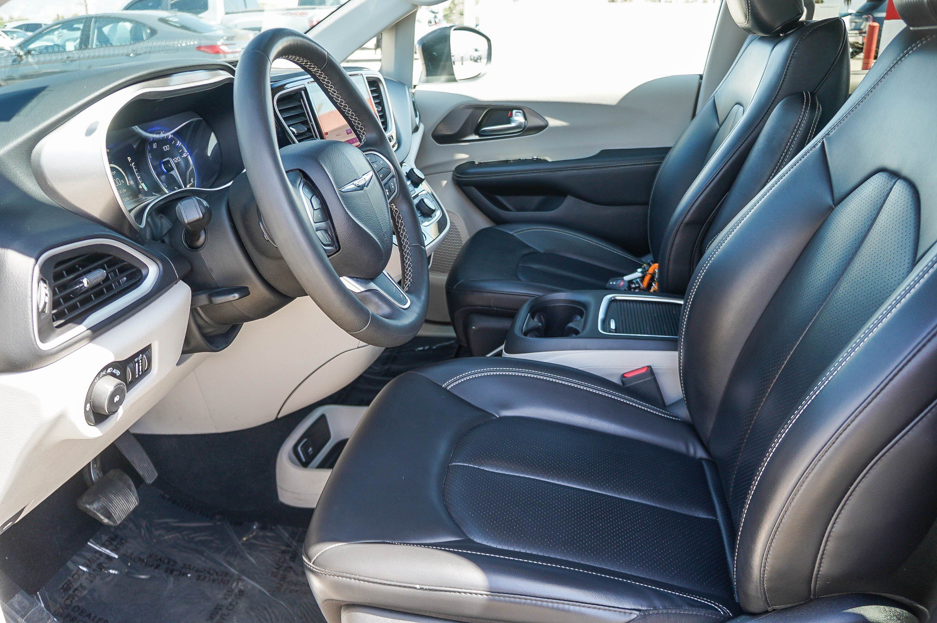 Used 2023 Chrysler Pacifica Touring-L FWD image 20