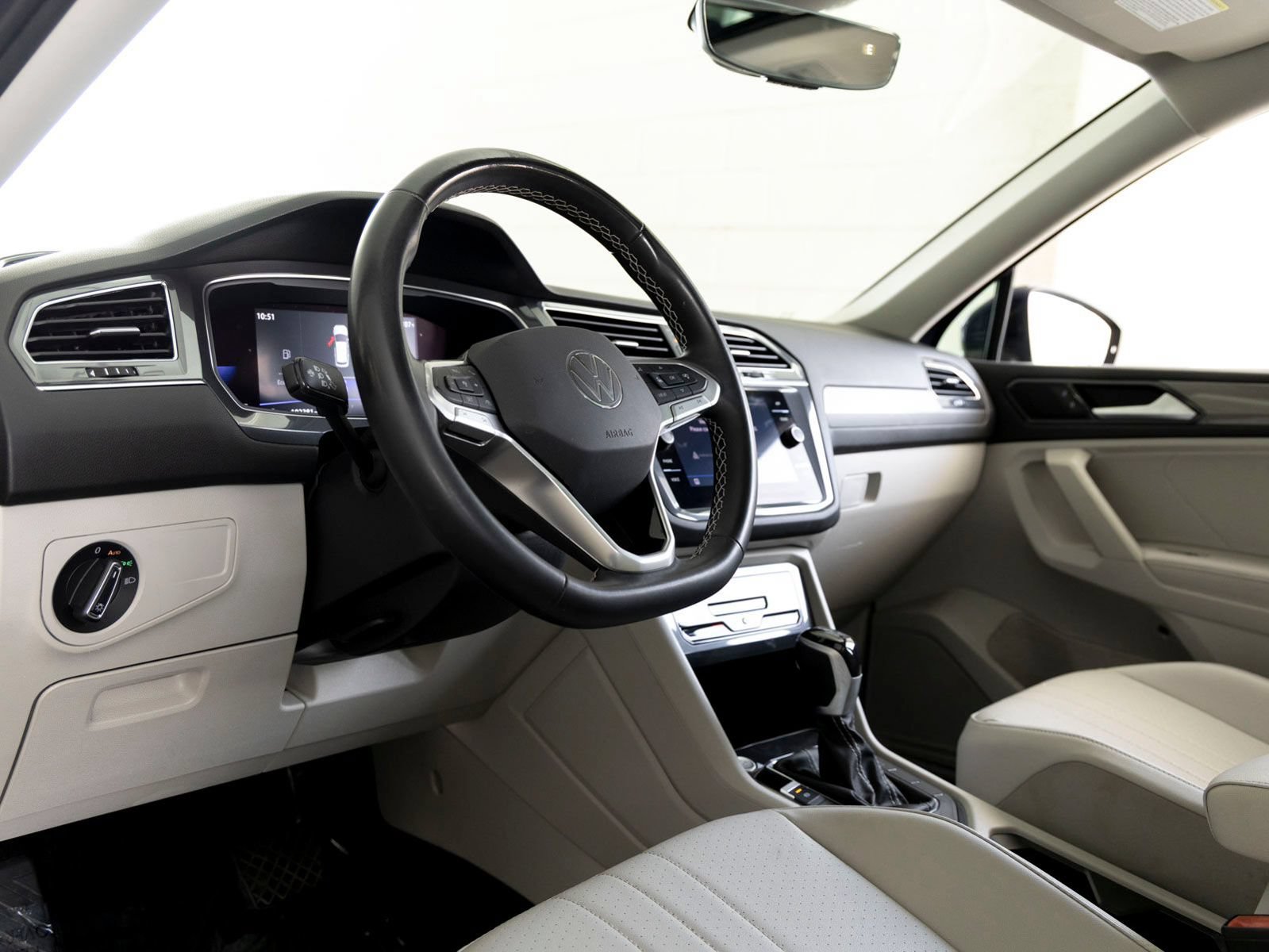 Used 2023 Volkswagen Tiguan SE w/ Panoramic Sunroof Package FWD image 13
