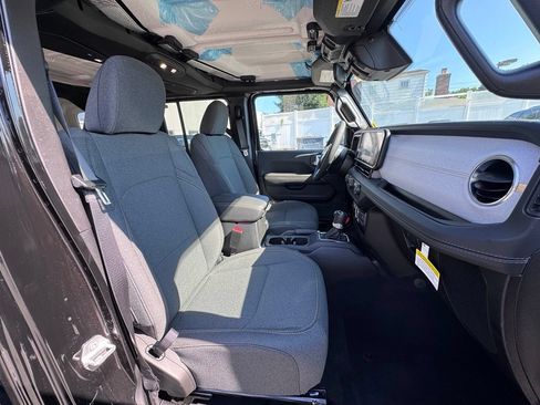 Used 2025 Jeep Wrangler Unlimited Sahara AWD/4WD image 18