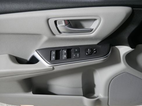 Used 2016 Toyota Camry SE image 19