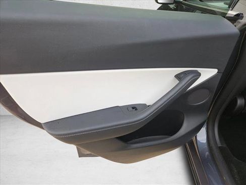 Used 2022 Tesla Model Y Long Range image 12