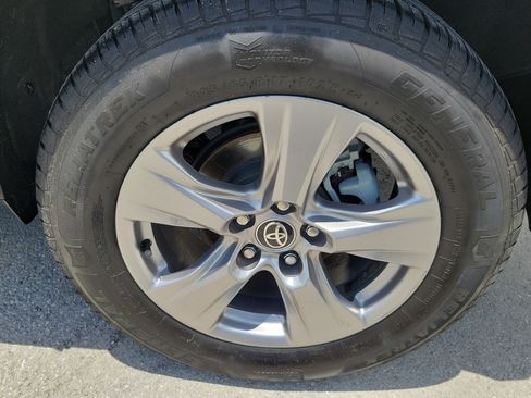 Used 2022 Toyota RAV4 XLE w/ Convenience Package FWD image 29