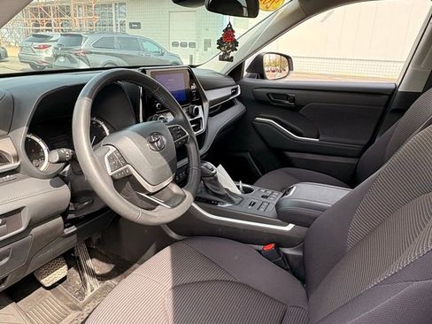 Used 2024 Toyota Highlander LE AWD/4WD image 12