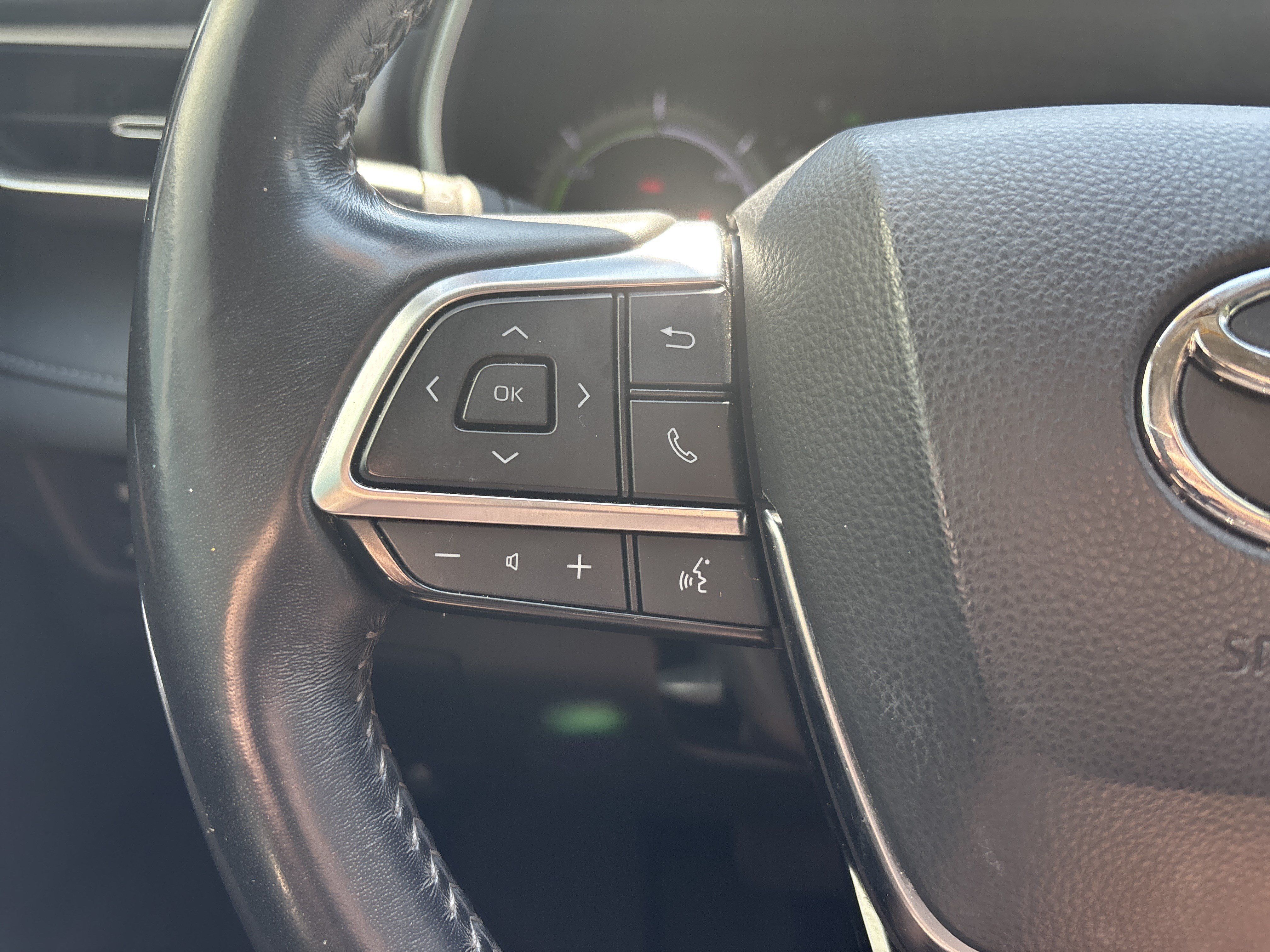 Used 2020 Toyota Highlander XLE AWD/4WD image 17