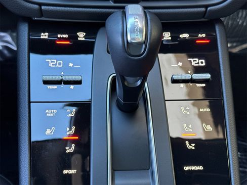 Used 2025 Porsche Macan image 24