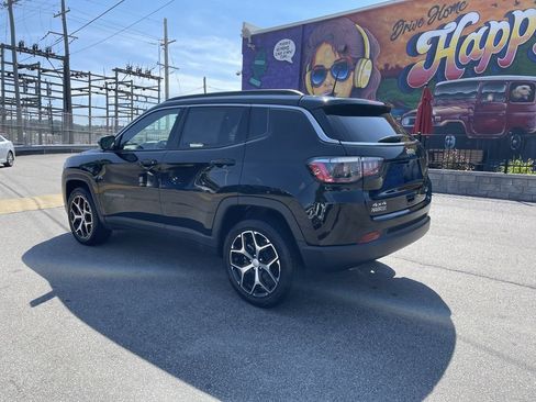 Used 2024 Jeep Compass Latitude AWD/4WD image 3