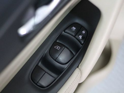 Used 2016 Nissan Rogue S w/ Appearance Package FWD image 39