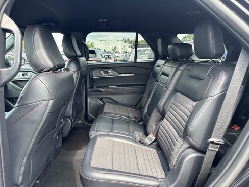 Used 2025 Ford Explorer ST-Line w/ ST-Line Street Pack AWD/4WD image 19