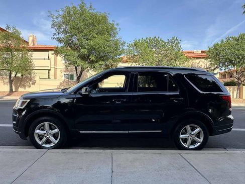 Used 2018 Ford Explorer XLT w/ Equipment Group 201A image 5