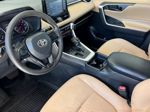 Used 2021 Toyota RAV4 LE FWD image 11