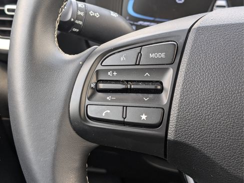 Certified 2025 Hyundai Venue Limited FWD image 30