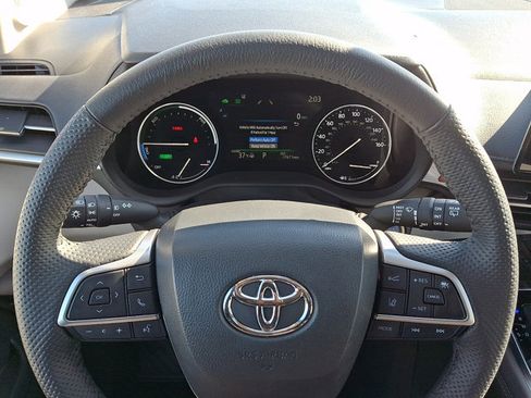 Used 2023 Toyota Sienna Limited image 20