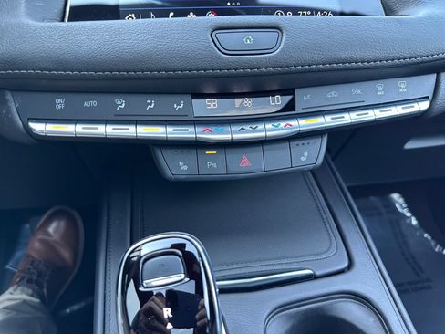 Used 2023 Cadillac XT4 Luxury w/ Cold Weather Package AWD/4WD image 30