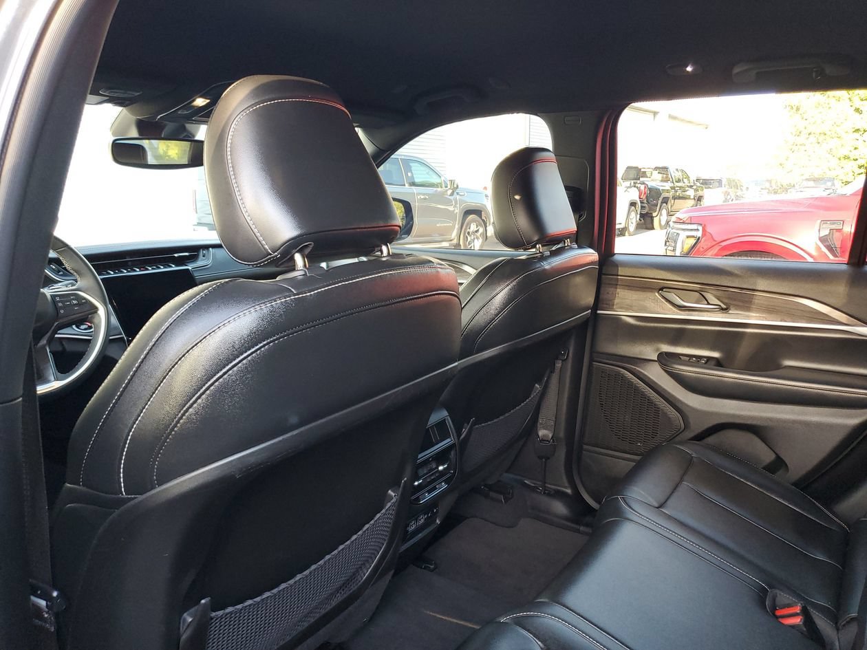 Used 2024 Jeep Grand Cherokee Limited RWD image 9