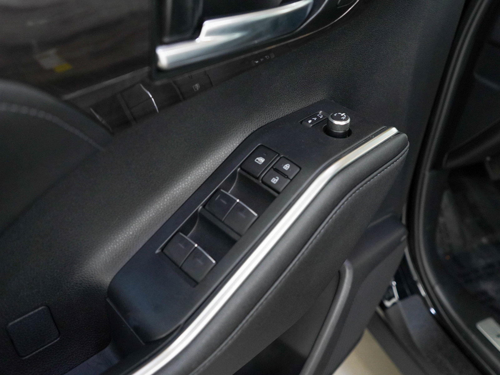 Used 2024 Toyota Highlander Limited AWD/4WD image 24
