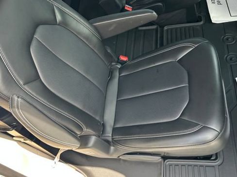 Used 2024 Chrysler Pacifica Touring-L FWD image 37