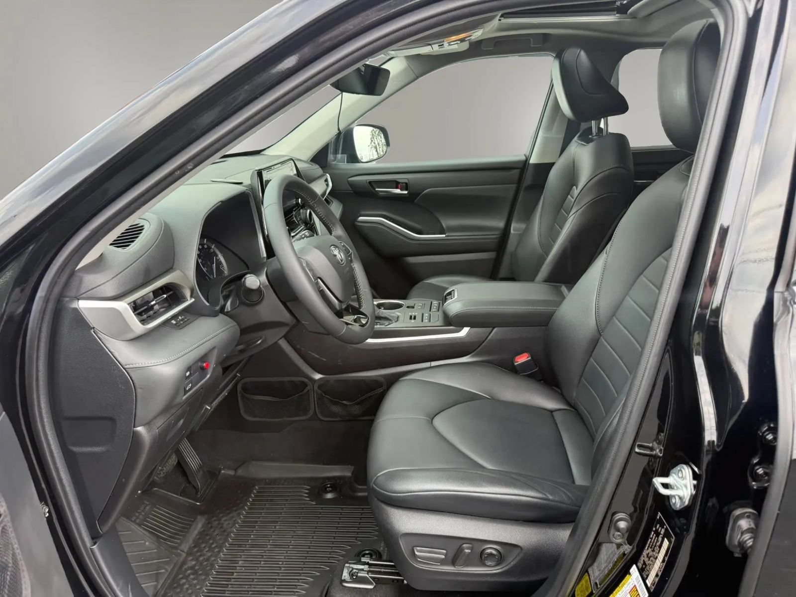Used 2021 Toyota Highlander XLE AWD/4WD image 14