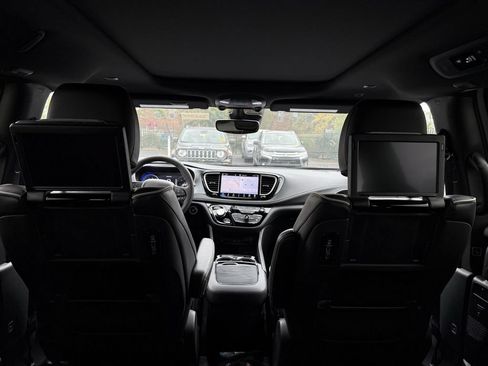 New 2026 Chrysler Pacifica Limited w/ Uconnect Theater Family Group FWD image 33
