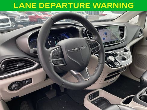 Used 2023 Chrysler Pacifica Touring-L FWD image 19