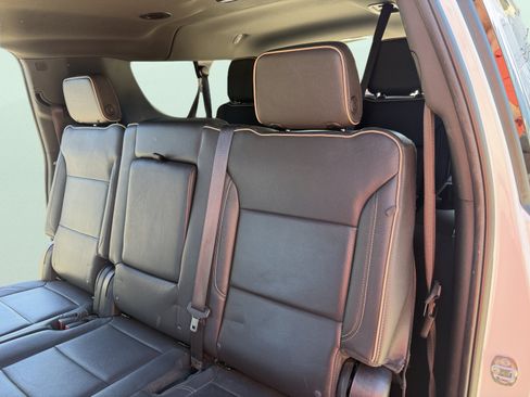 Used 2022 GMC Yukon XL SLT w/ SLT Luxury Package image 18