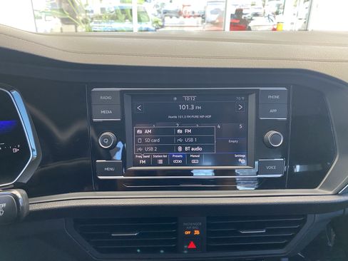 Used 2022 Volkswagen Jetta SE FWD image 3
