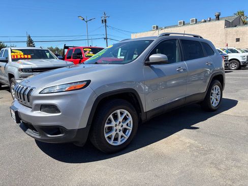 Used 2017 Jeep Cherokee Latitude w/ Safety/Convenience Group FWD image 1