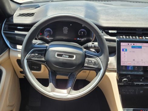 Used 2023 Jeep Grand Cherokee Limited RWD image 11