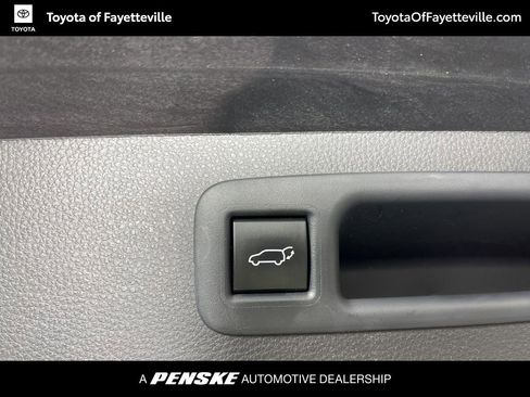 Used 2023 Toyota Highlander XLE image 14