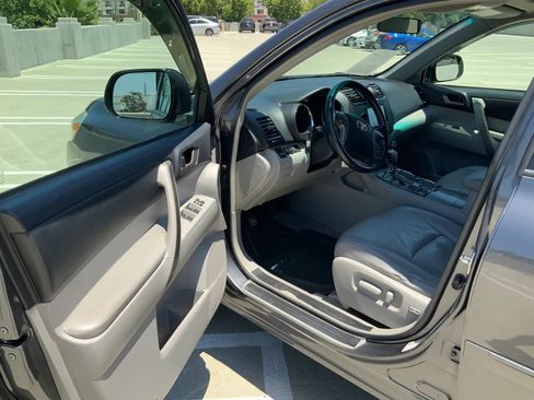 Used 2010 Toyota Highlander SE AWD/4WD image 17