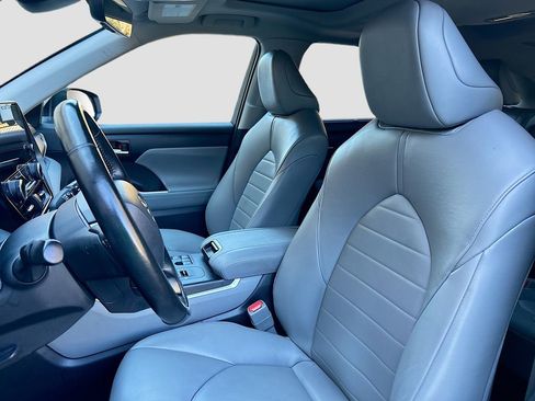 Used 2024 Toyota Highlander XLE image 19