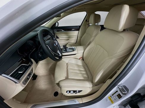 Used 2022 BMW 740i image 22