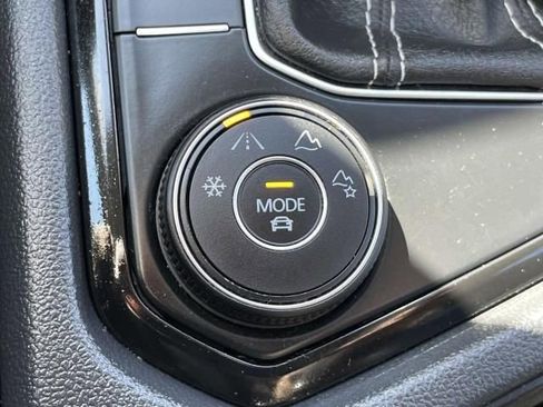 Used 2022 Volkswagen Taos SEL image 32